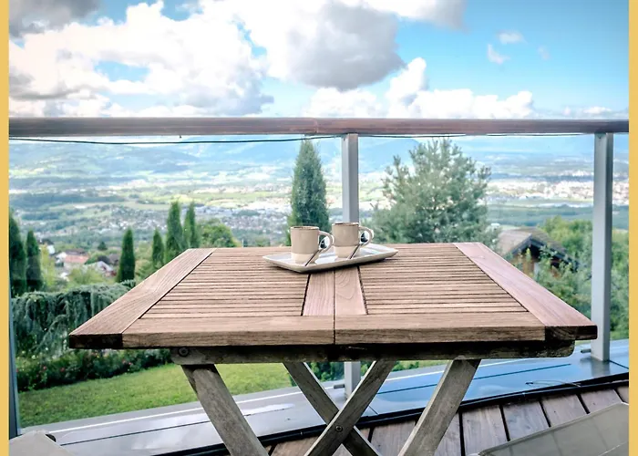 Vue Leman Et Montagne Proche Geneve Cranves-Sales